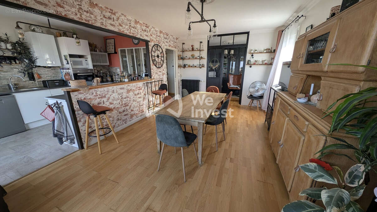 Salle à manger avec vue sur bibliothèque - Appartement à LE MANS