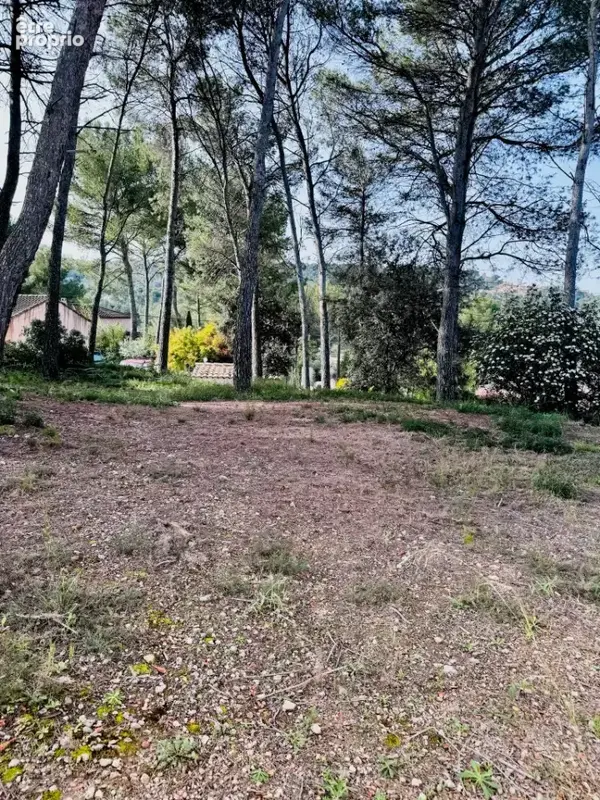 Terrain à VENTABREN