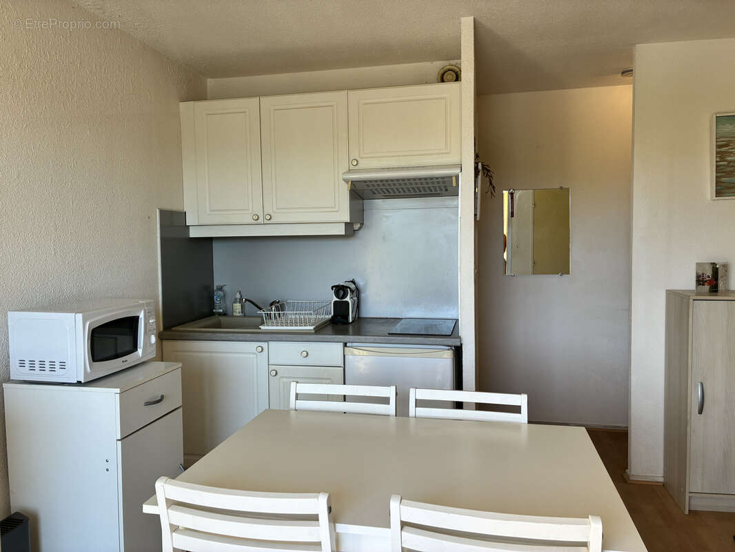 GRUISSAN, RIVE DROITE, Appartement meublé de type studio cabine avec terrasse + place de parking privative - photo 5