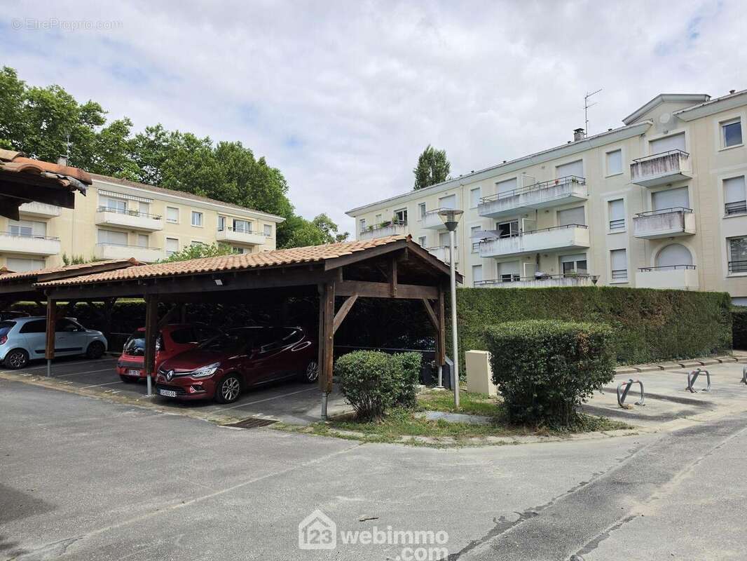 Une place de parking réservée en extérieur couverte - Appartement à BLANQUEFORT