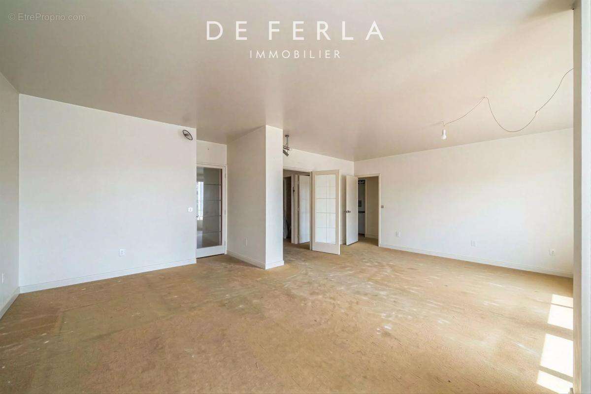 Appartement lumineux au 8è étage — 114 m² à réinventer entièrement - photo 2