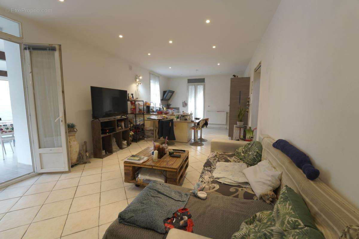 Appartement à CONTES