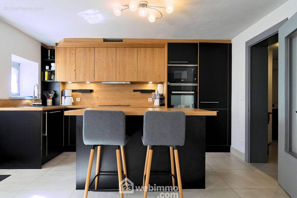 Situé en rez-de-chaussée, vous pourrez profitez de deux entrées dont une donnant sur la cuisine moderne et équipée, - Appartement à CREST-VOLAND