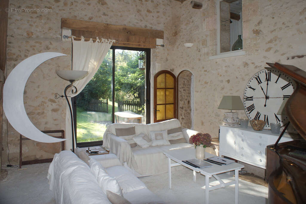 A VOIR. Belle maison en pierre de 4 chambres avec dépendances et vues sur terrain d'environ 2811m2 - photo 6