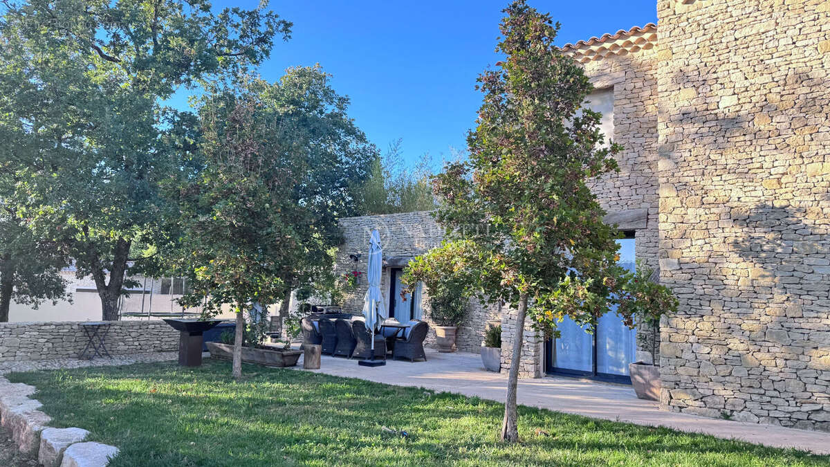 Gordes, superbe villa au coeur des chènes vert sur 1763 m² de terrain clos - photo 3