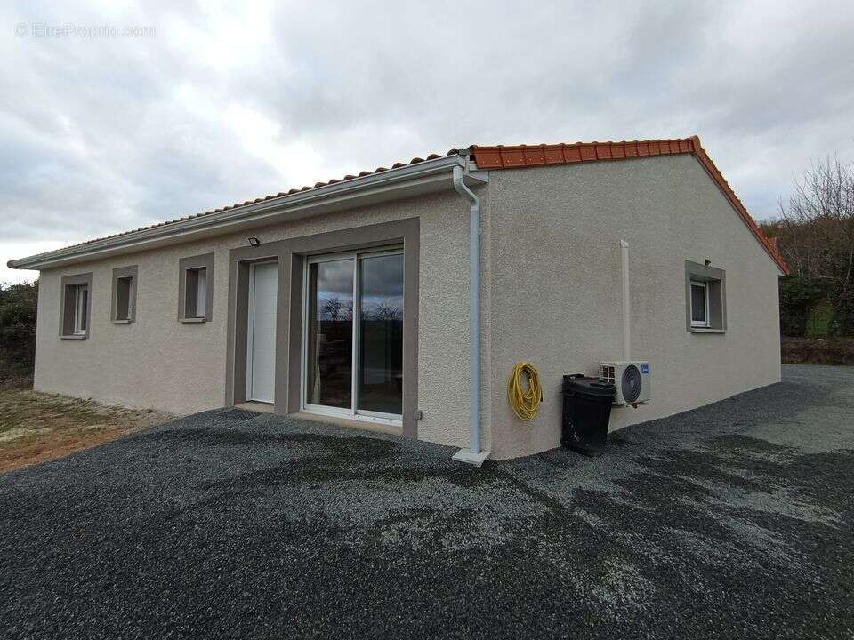 Maison à CREUZIER-LE-VIEUX
