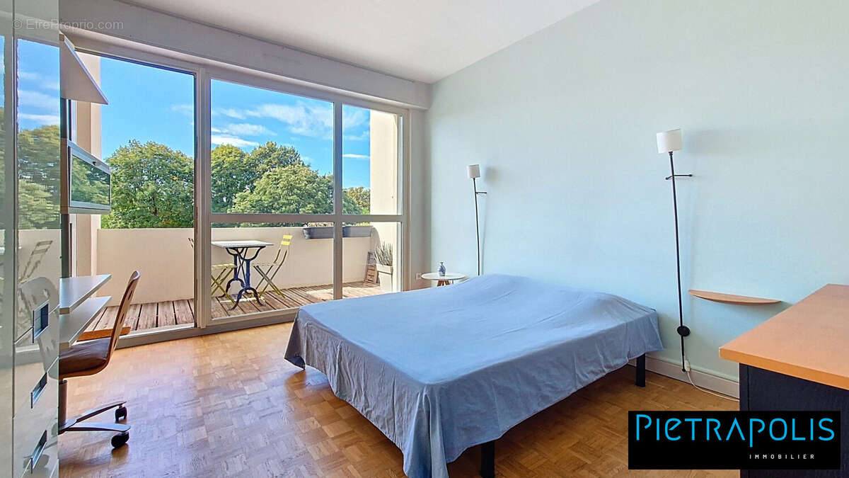 Chambre 1 - Appartement à SAINTE-FOY-LES-LYON