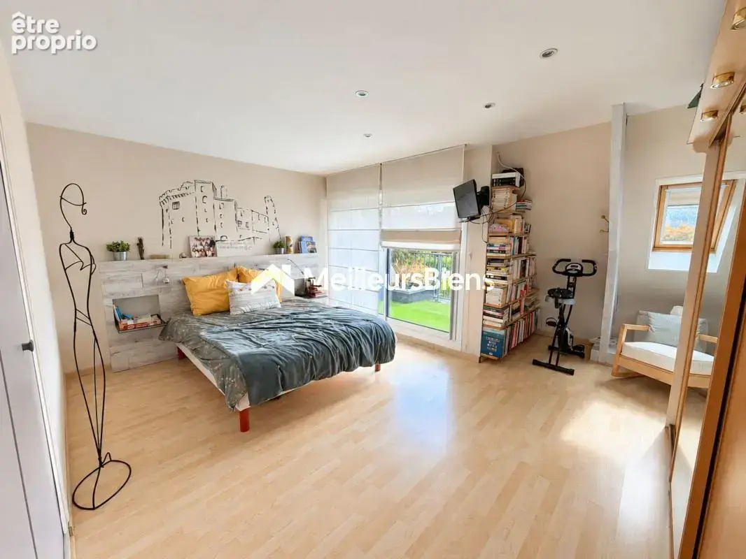 LAVAL – Pavillon de 141 m², 4 chambres, double garage et jardin sans vis-à-vis - photo 6