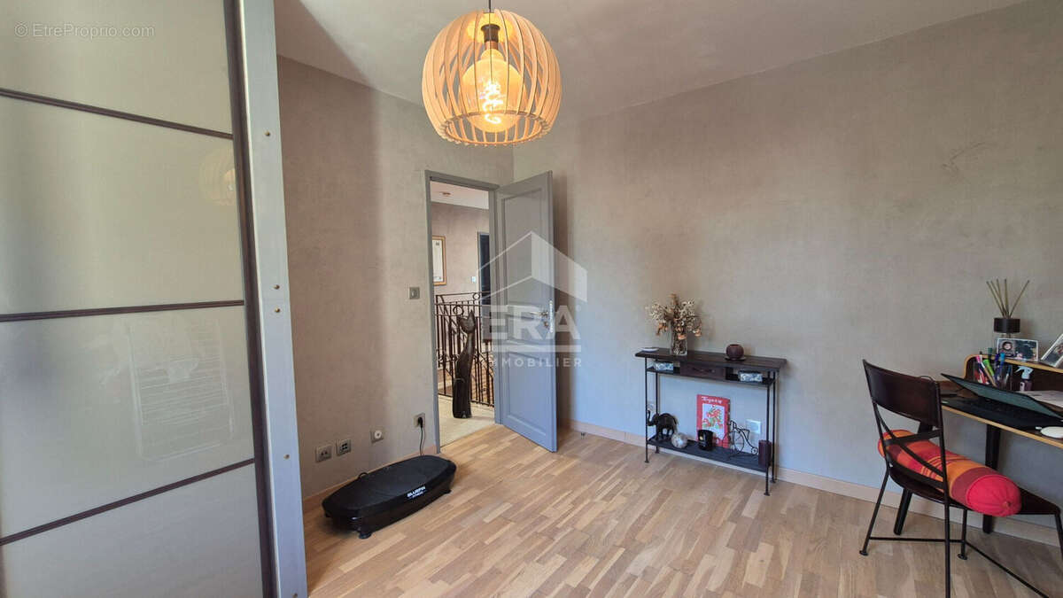 Maison à MANDRES-LES-ROSES