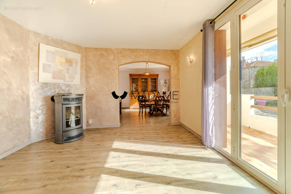 Salon-salle à manger - Maison à RIVES