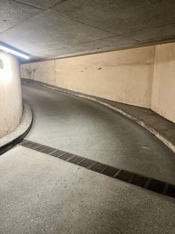 Photo 2 - Parking à SAINT-DENIS