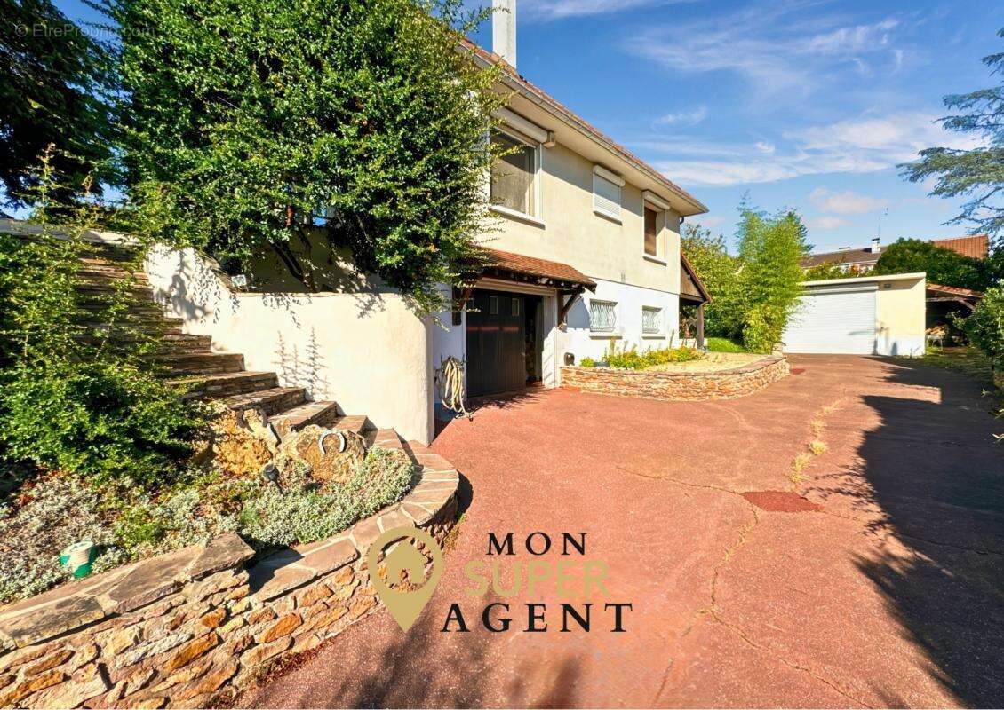 Maison à VAUX-LE-PENIL