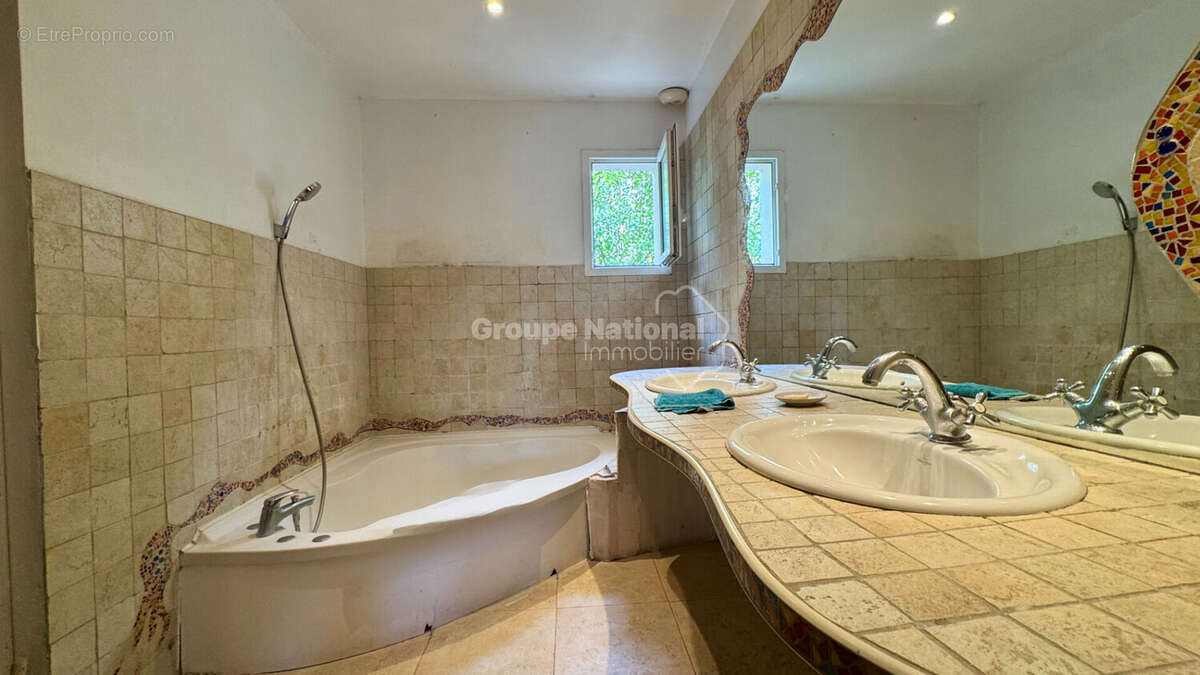 Maison familiale P7 de 213 m² avec piscine - Secteur Mas du Boudan - photo 10
