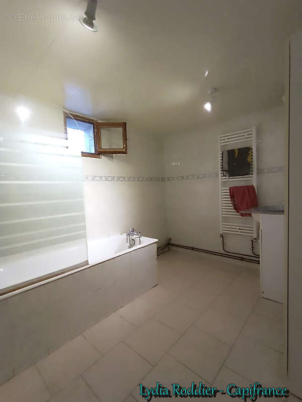 Maison avec 4 chambres – terrain clôturé – deux terrasses - PUY GUILLAUME (63290) - photo 13