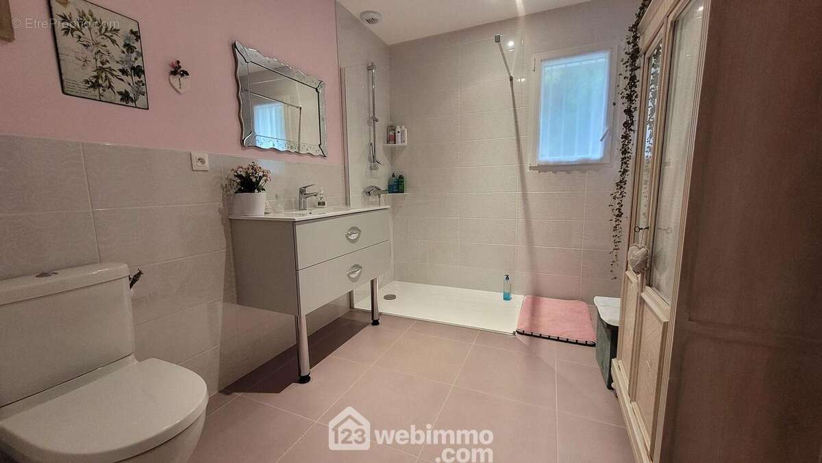 Une grande salle d&#039;eau, douche Italienne et WC - Maison à SAINT-HILAIRE-LA-FORET