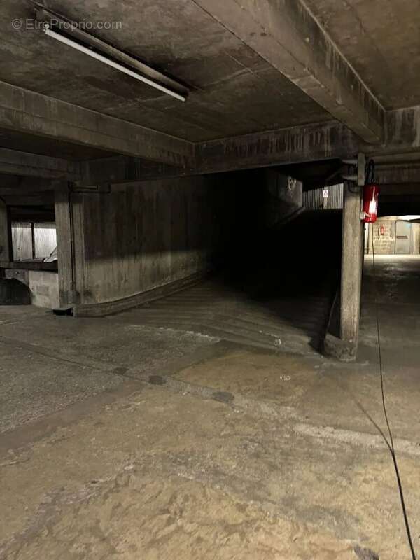 Parking à PARIS-18E