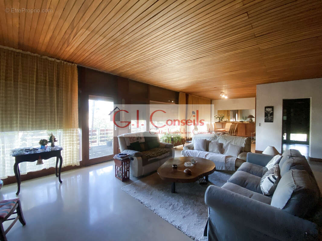 Vue BASSIN, Villa à rénover sur vaste jardin arboré - photo 9