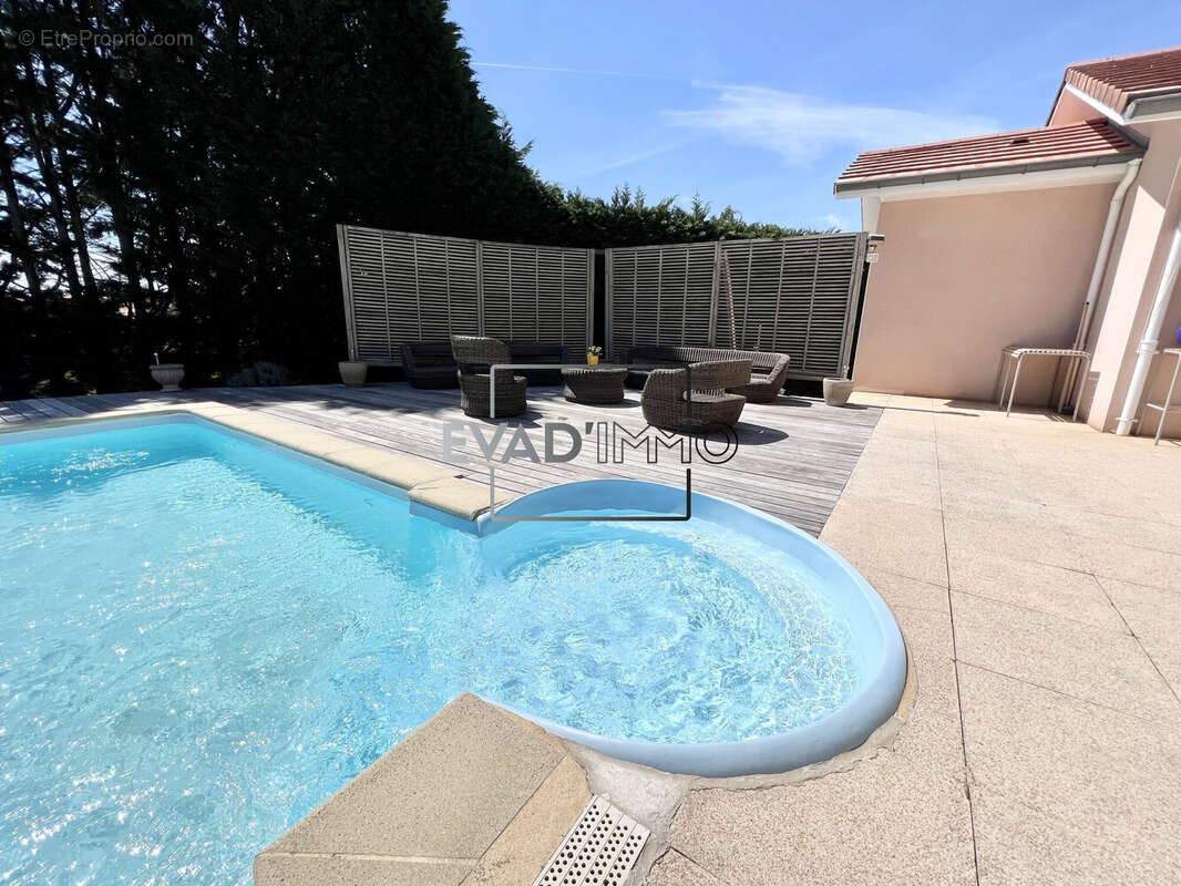 Maison à CHAZELLES-SUR-LYON