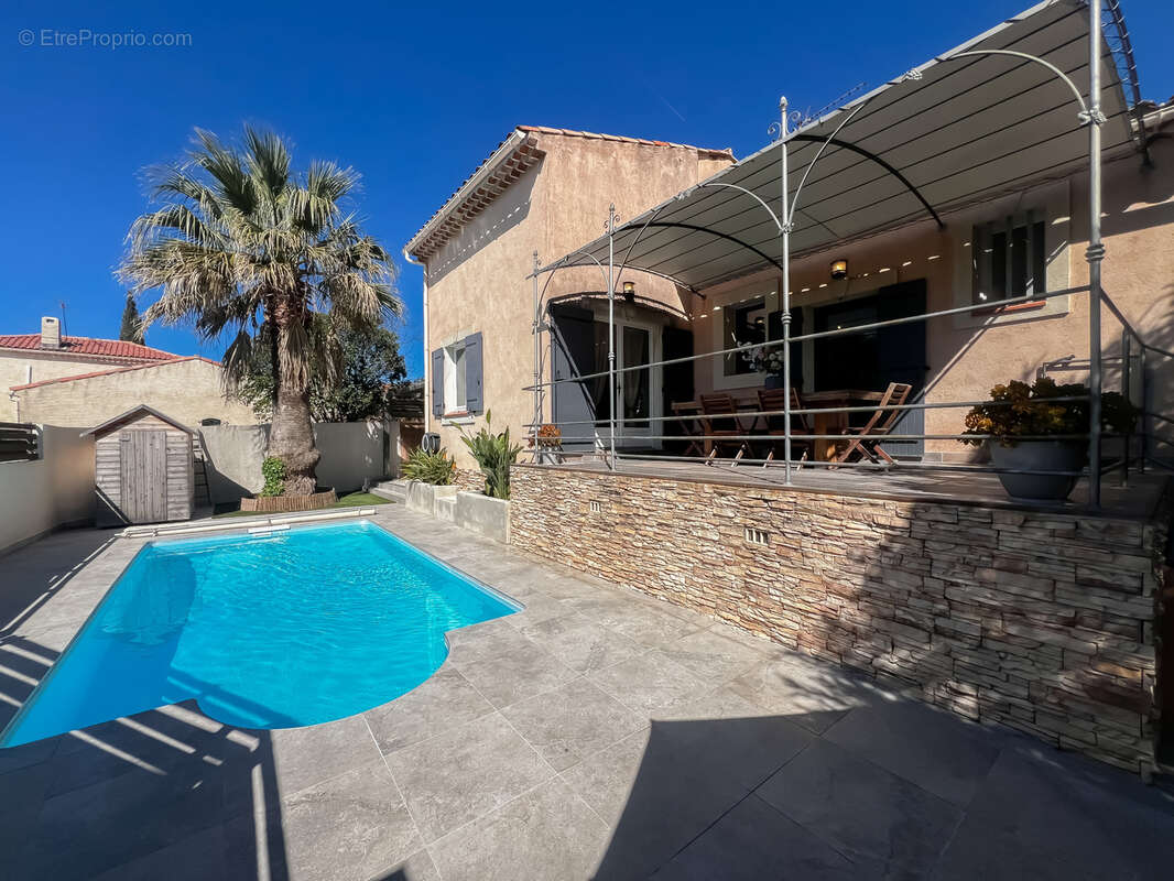 Maison à SAINT-MITRE-LES-REMPARTS