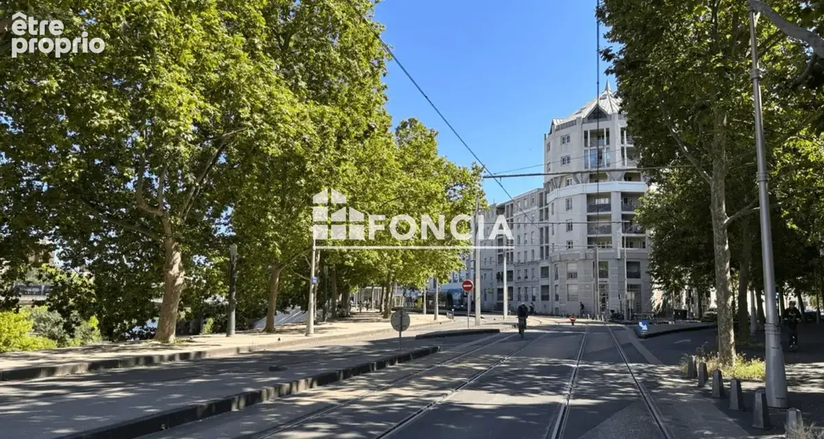 Hôtel de Ville / Port-Marianne : Beau F2 avec terrasse et parking sous-sol - photo 7
