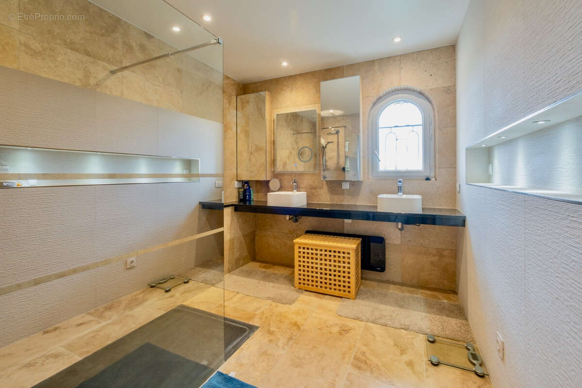 Maison de prestige d'environ 423m2 avec vue panoramique, piscine, gîte indépendant de 80m2 et prestations haut de gamme dans le  - photo 14
