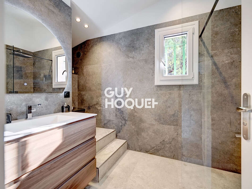 Villa rénovée avec élégance dans un quartier prisé de Mouans-Sartoux - photo 12