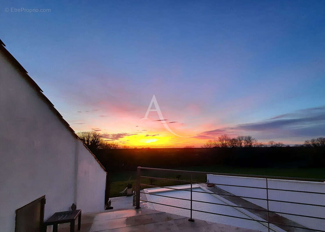 Propriété d'exception de plus de 300m² avec vue panoramique sur l'estuaire de la Gironde - photo 6