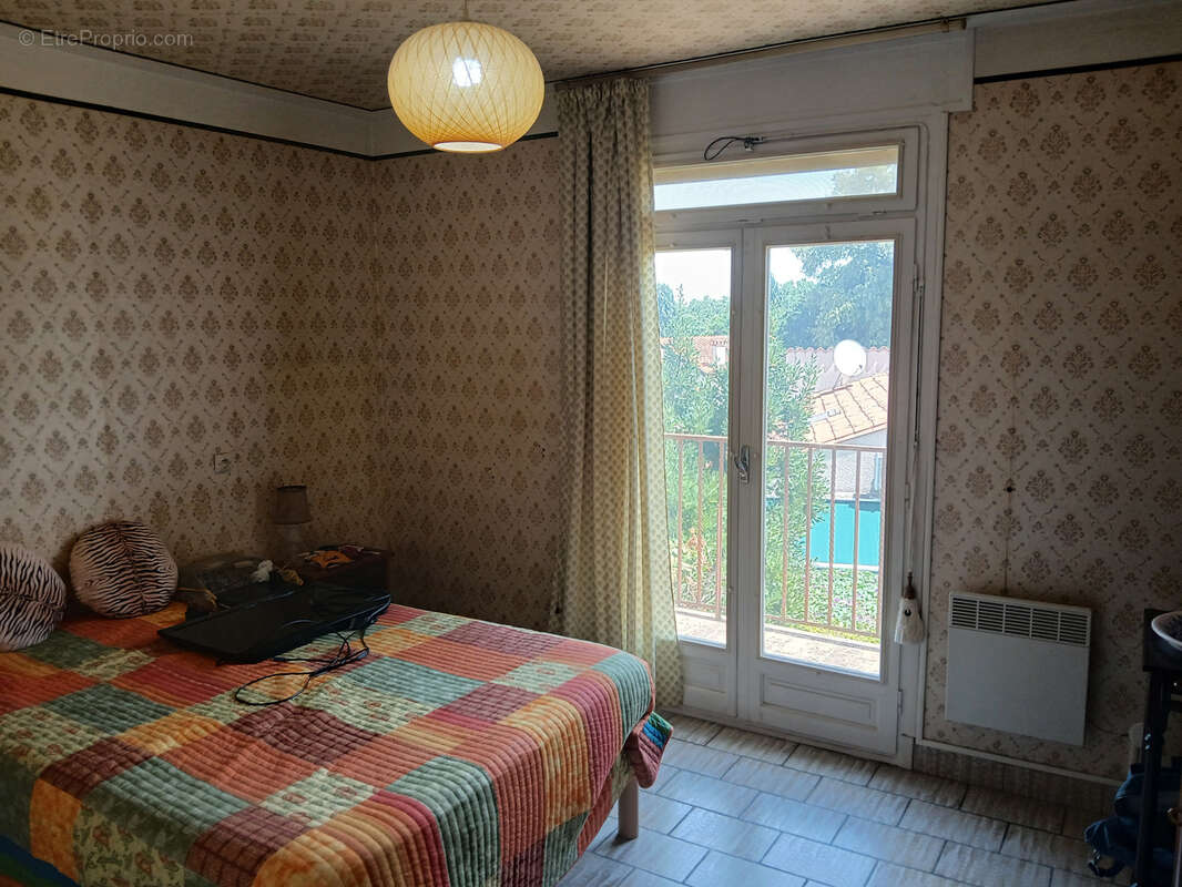 Villa sur 3 faces , 3 niveaux, 5 chambres , 2 bains, jardin , garage et parking. - photo 24