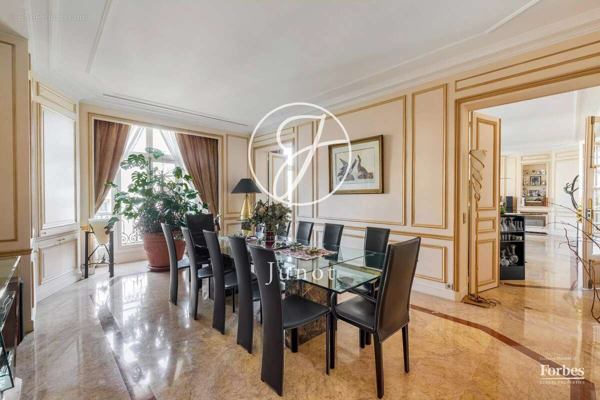 Appartement à PARIS-16E