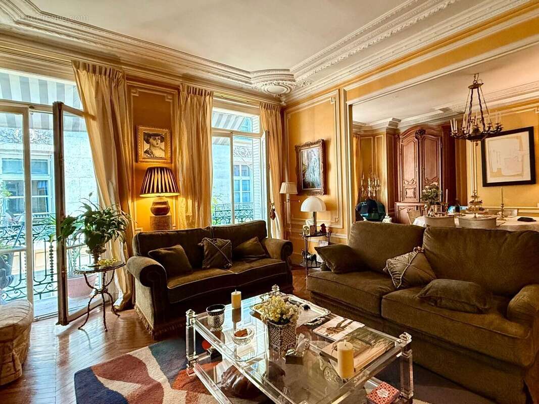 Appartement à PARIS-16E