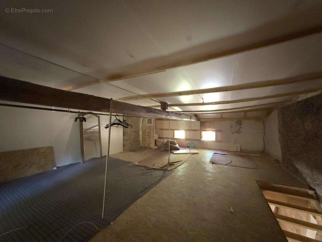 Maison à SAINT-BARTHELEMY-DE-BUSSIERE