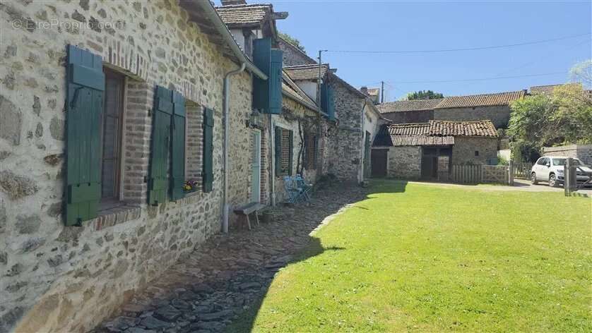 3 maisons rénovées avec 2 granges, 1km de Magnac Laval 87 - photo 19