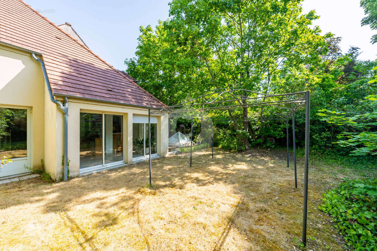 Maison familiale de 212 m2   5 chambres, dépendance, jardin arboré et gare de Melun à proximité - photo 22