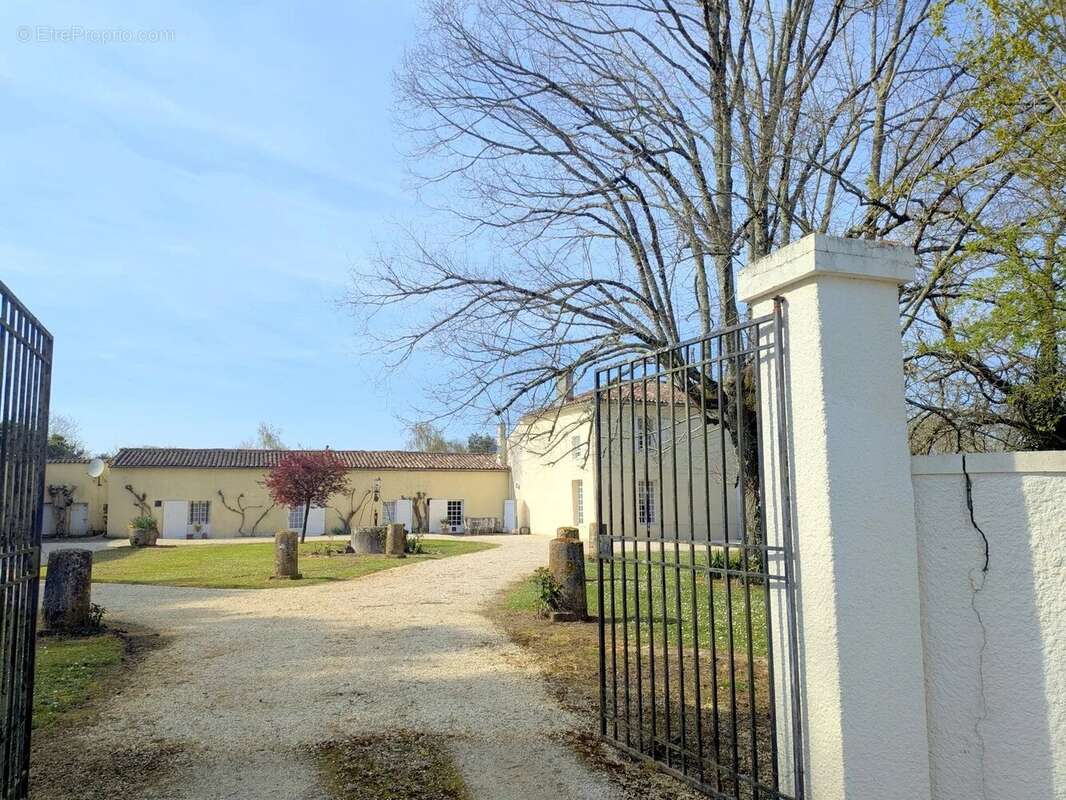 Maison à SAINT-GENIS-DE-SAINTONGE