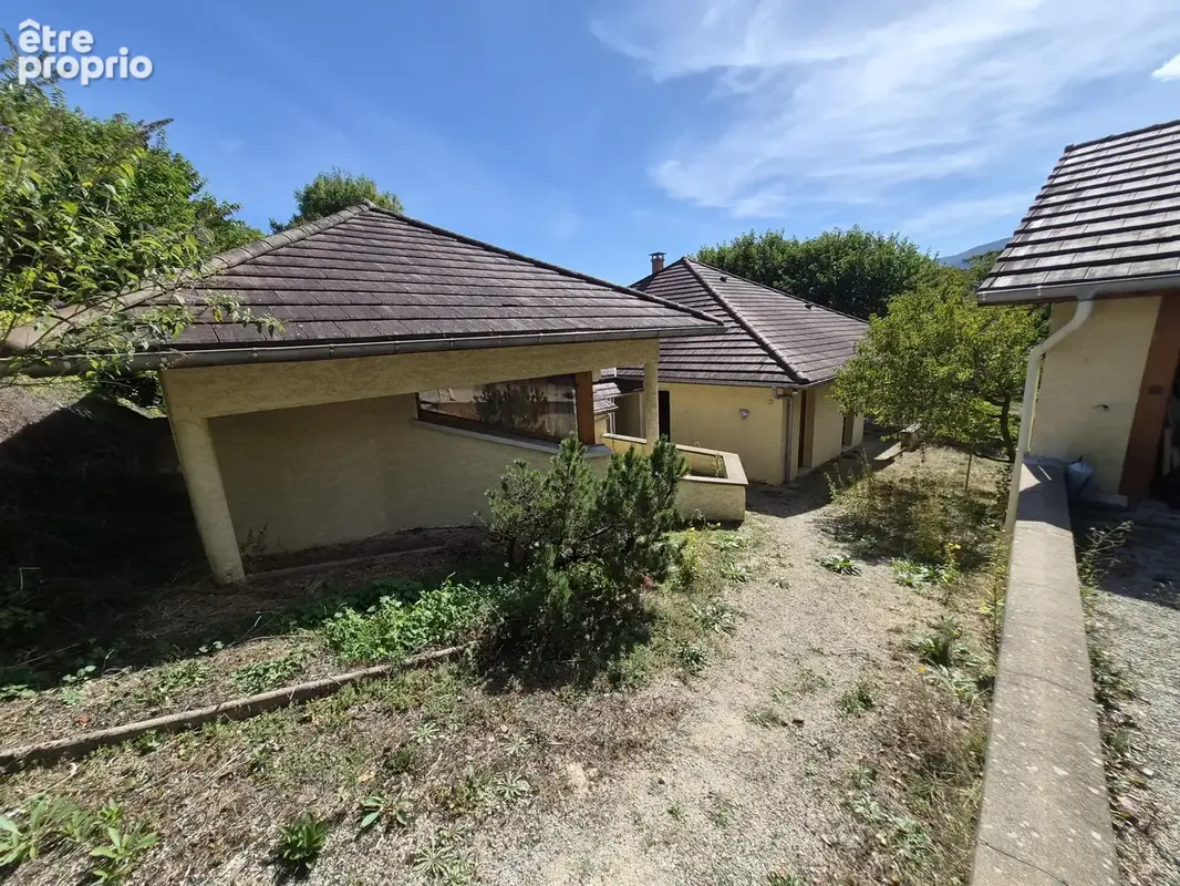 Maison d'architecte de 200 m2 édifiée sur un terrain de 1793 m2 - photo 3
