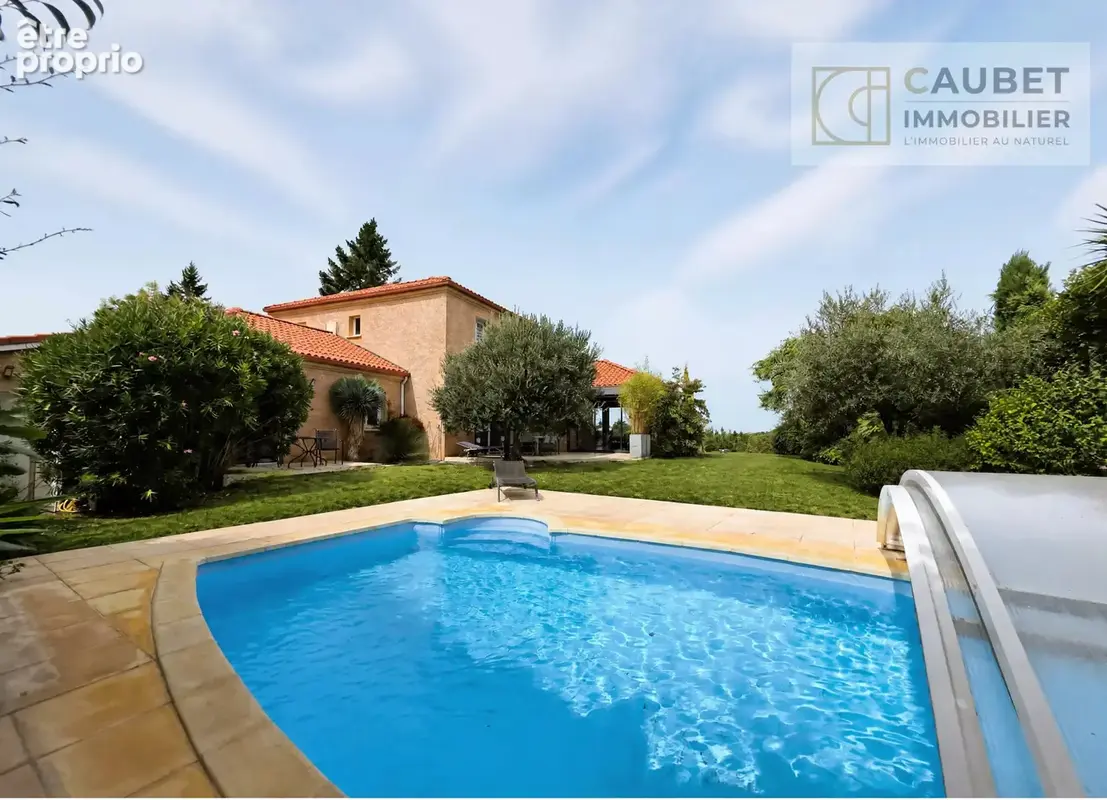 Maison familiale de 220,26 m² avec piscine et vue dégagée. - photo 4