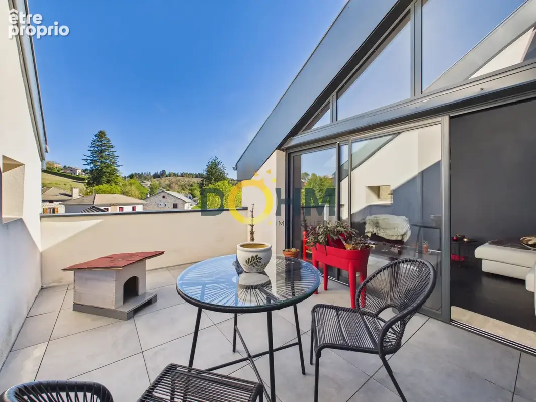 Centre-ville d'Yssingeaux - Duplex de 80,62 m2 avec terrasse, cave et place de stationnement. - photo 3