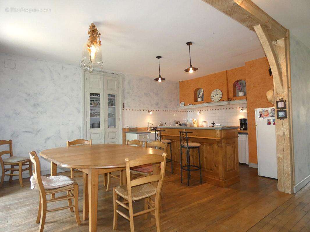 Maison et grange 265m² / 10 chs / 18 hects / dépendances / ETANG - photo 11
