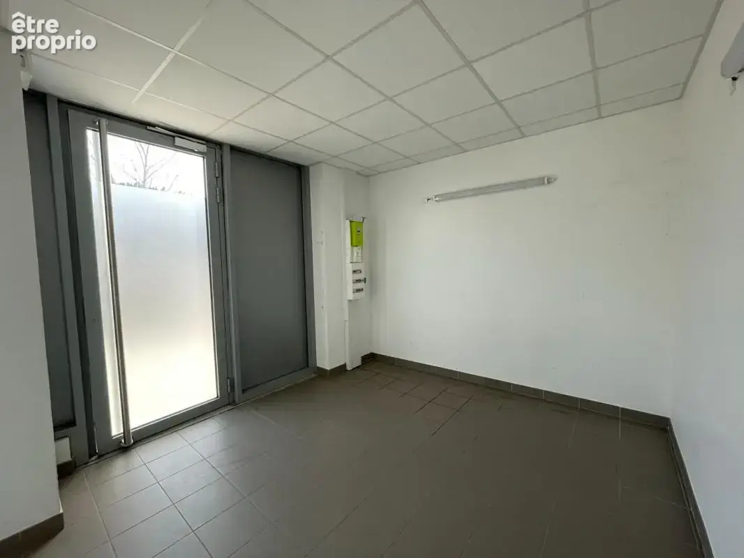 Local d'activité de 36,60 m² à 120 000 - photo 2