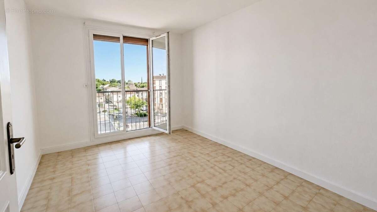 SALON DE PROVENCE (13)  appartement T3 (2 chambres) de 70 m² très lumineux - photo 8