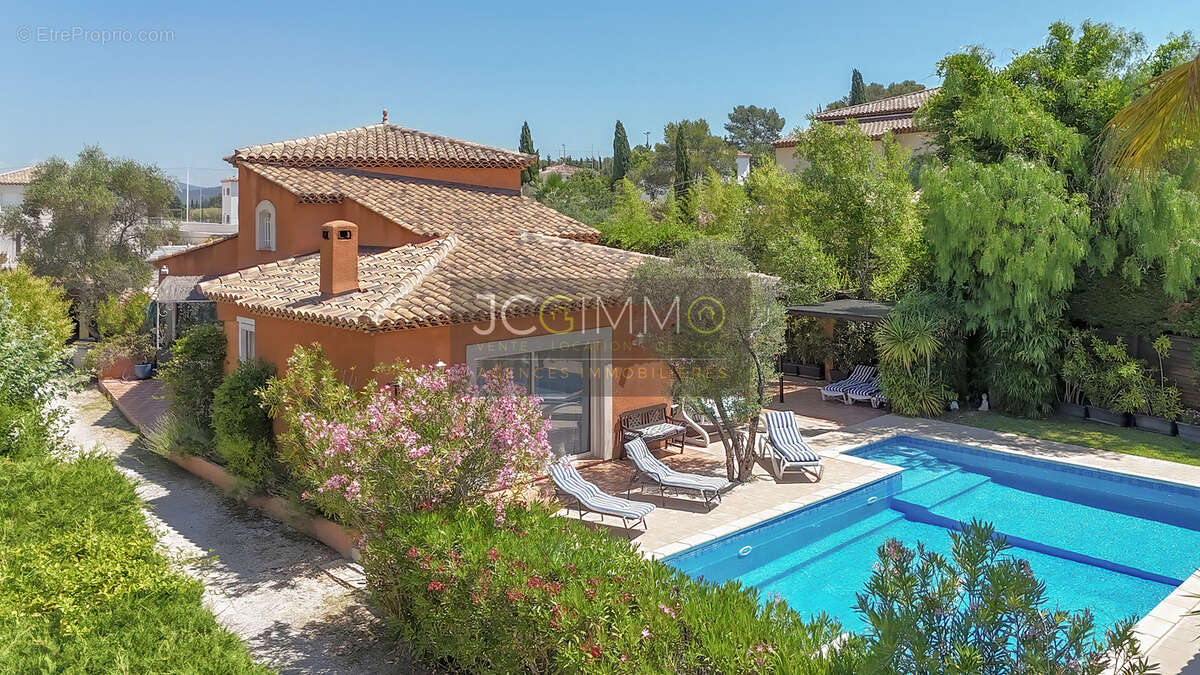 Villa provençale de 166 m2 avec piscine, pool house et annexes - La Crau / Les Sauvans - photo 2