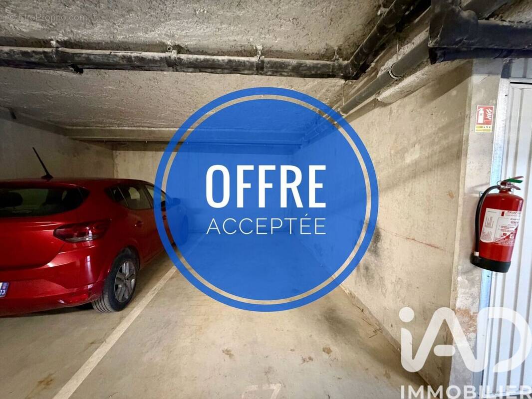 Photo 1 - Parking à AURIOL