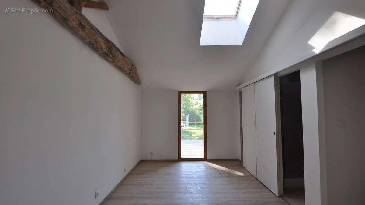 Ancienne grange entièrement rénovée de 240 m² avec un terrain de 2700 m² - photo 12