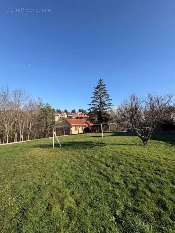 Terrain à SAINT-JUST-SAINT-RAMBERT