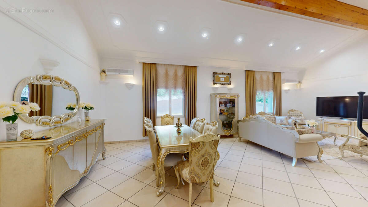Maison à LE CHAMBON-FEUGEROLLES