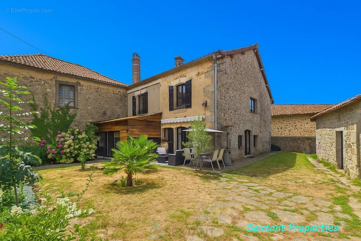 Maison à PIEGUT-PLUVIERS