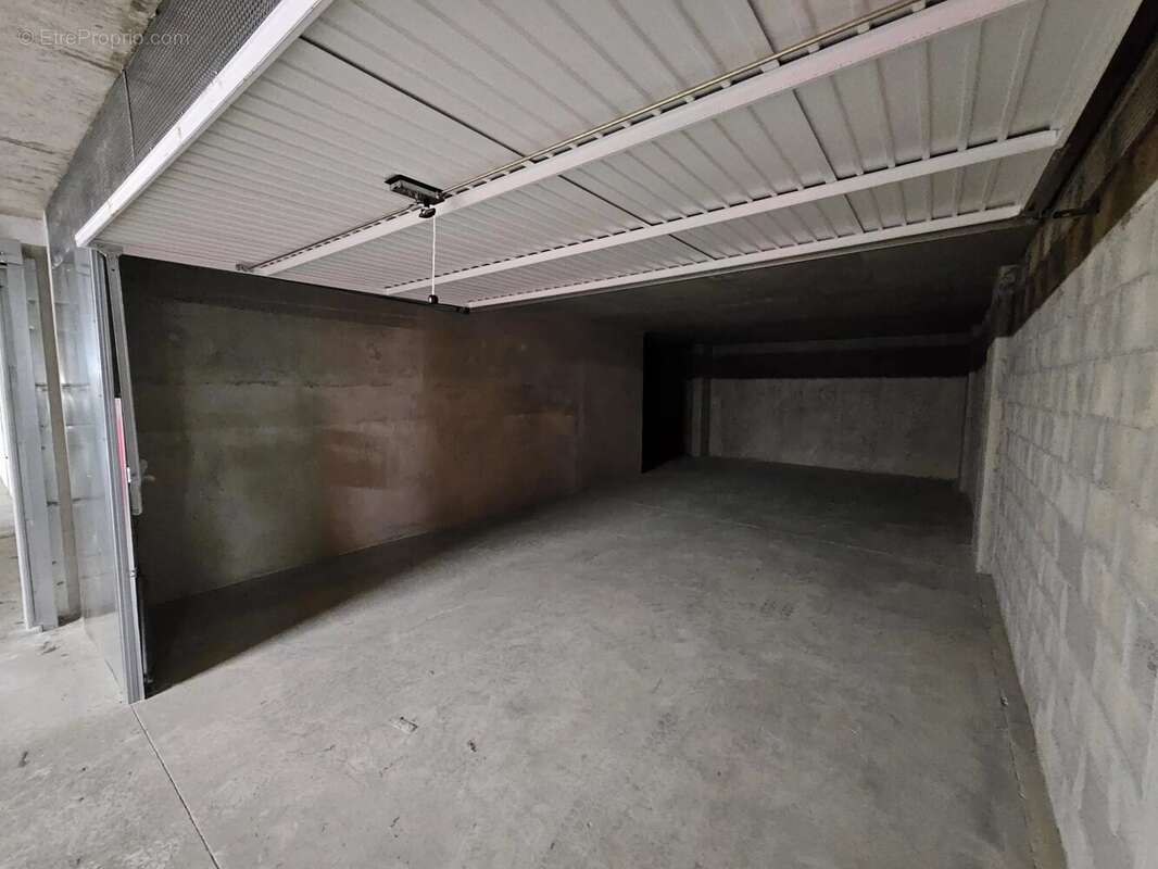 Parking à SAINT-LAURENT-DU-VAR