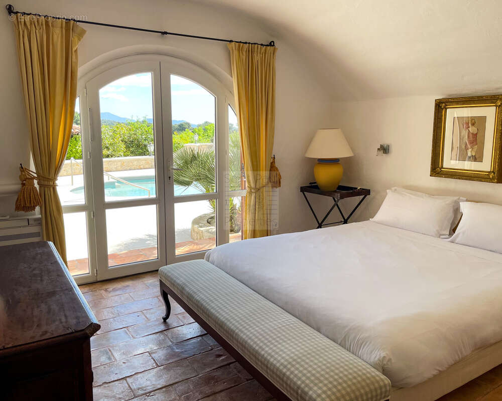 Superbe propriété - 437m2 - Domaine fermé - photo 17