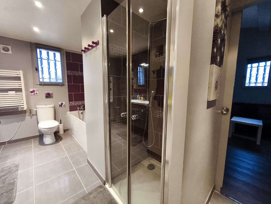 Maison à ENTRAIGUES-SUR-LA-SORGUE