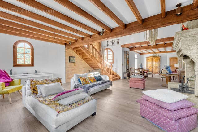 Maison T5 de 292 m2 avec piscine et terrain de 2000 m2 - photo 6